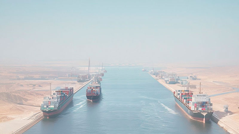 Большой т/х типа контейнеровоз следует по каналу